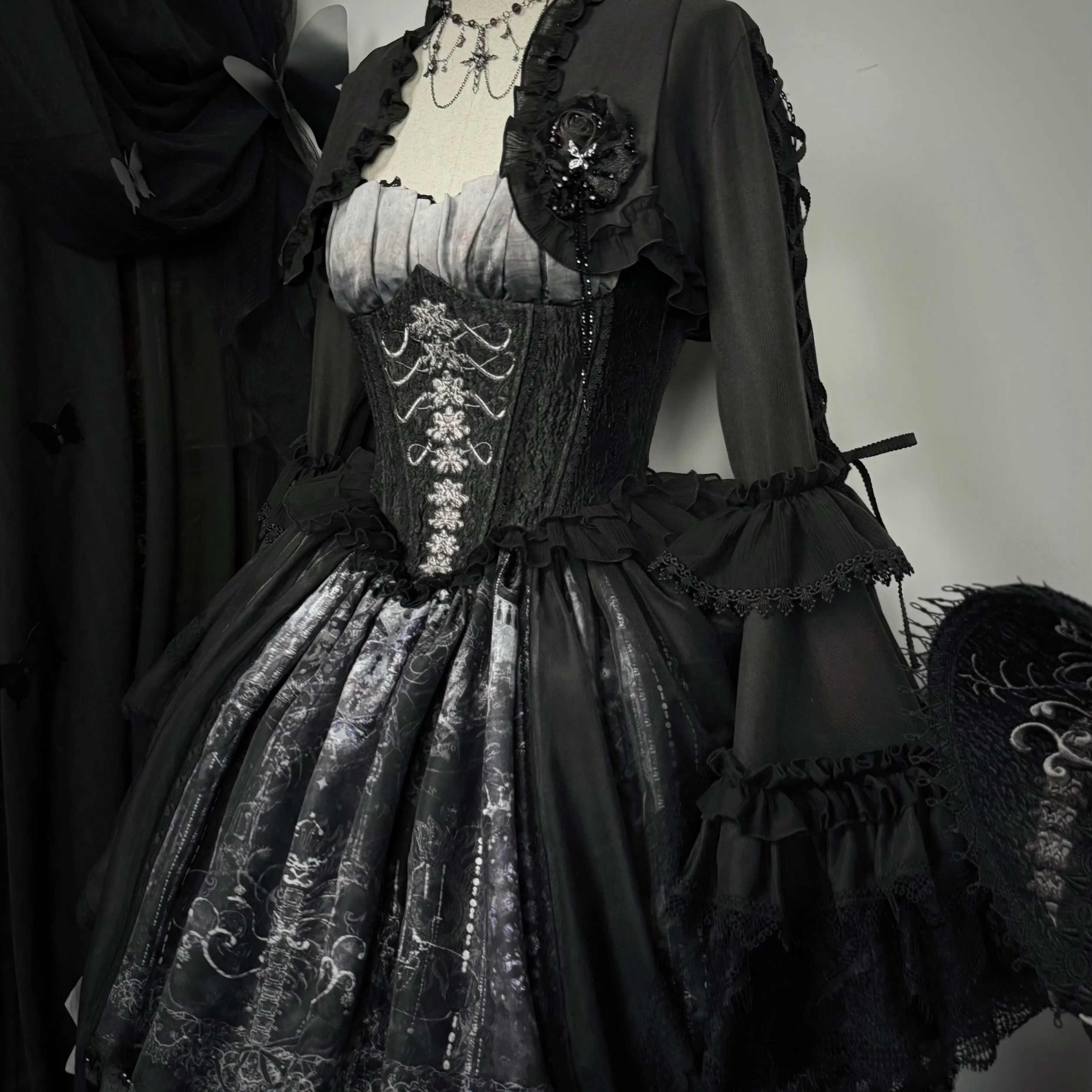 Bone-Eroded Butterfly - Gothic Black Lolita JSK & SK Set by Susin Lolita PRE ORDER / 20 days
Bone-Eroded Butterfly - Gothic Black Lolita JSK & SK Set by Susin Lolita PRE ORDER / 20 days