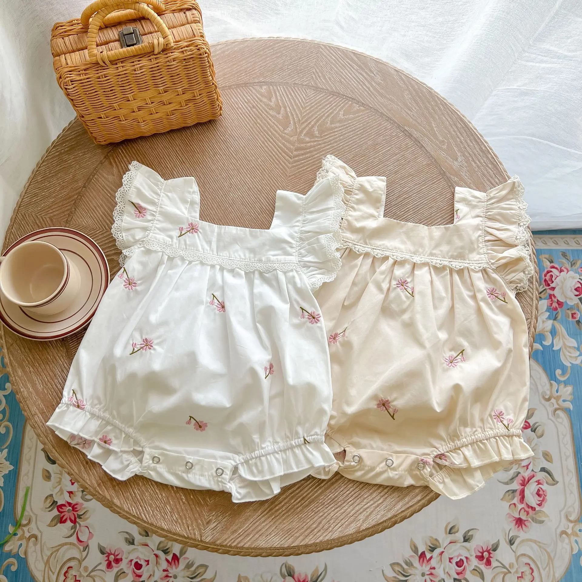 Cute Girl Baby Fashion Flower Embroidery Flying Sleeves Jumpsuit Kid Girls Simple Sweet Loose Cotton Square Collar Bodysuit
Cute Girl Baby Fashion Flower Embroidery Flying Sleeves Jumpsuit Kid Girls Simple Sweet Loose Cotton Square Collar Bodysuit