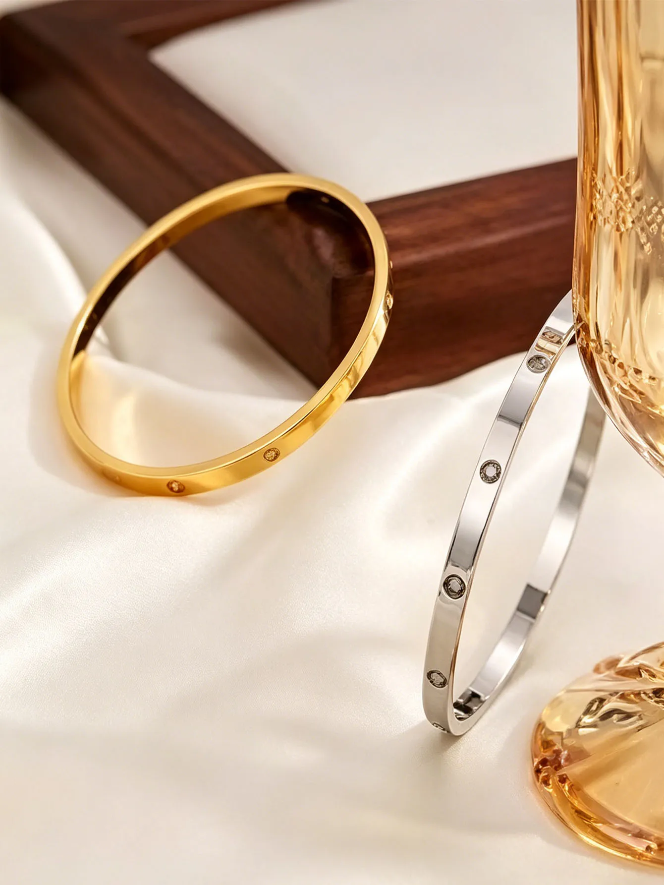 Waterproof Stainless Steel Love Bangle for Women Men Anti-fade 18K Gold Plated Screw Bangle High Quality Fashion Jewelry
Waterproof Stainless Steel Love Bangle for Women Men Anti-fade 18K Gold Plated Screw Bangle High Quality Fashion Jewelry