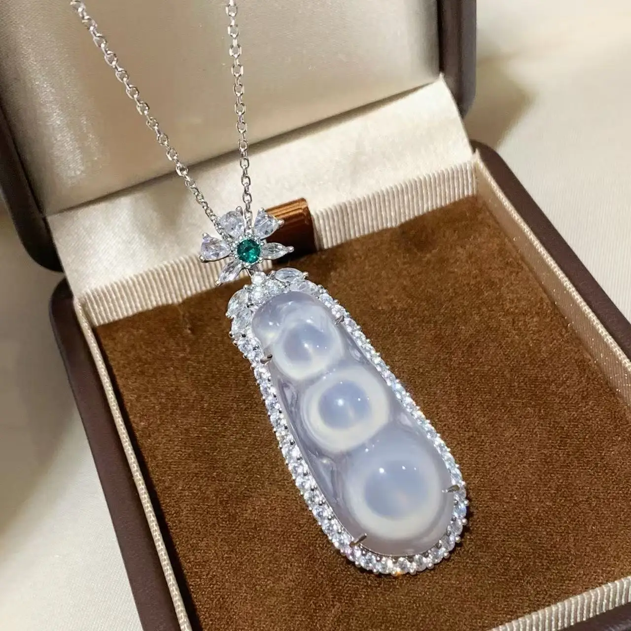 100% стерлингового серебра 925 пробы, цирконий AAA, белый халцедон, ожерелья в виде фасоли Four Seasons для женщин, ювелирные изделия
100% стерлингового серебра 925 пробы, цирконий AAA, белый халцедон, ожерелья в виде фасоли Four Seasons для женщин, ювелирные изделия