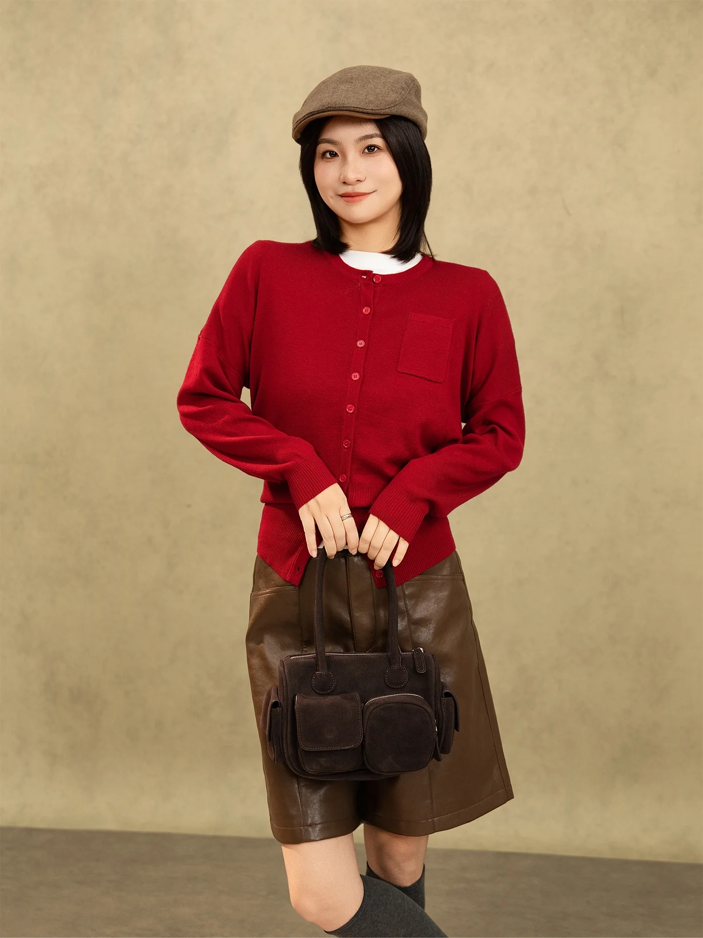 Классический шерстяной трикотажный джемпер Belin с рукавами «летучая мышь» и застежкой на одну пуговицу для женщин, осень-зима, новинка
Классический шерстяной трикотажный джемпер Belin с рукавами «летучая мышь» и застежкой на одну пуговицу для женщин, осень-зима, новинка