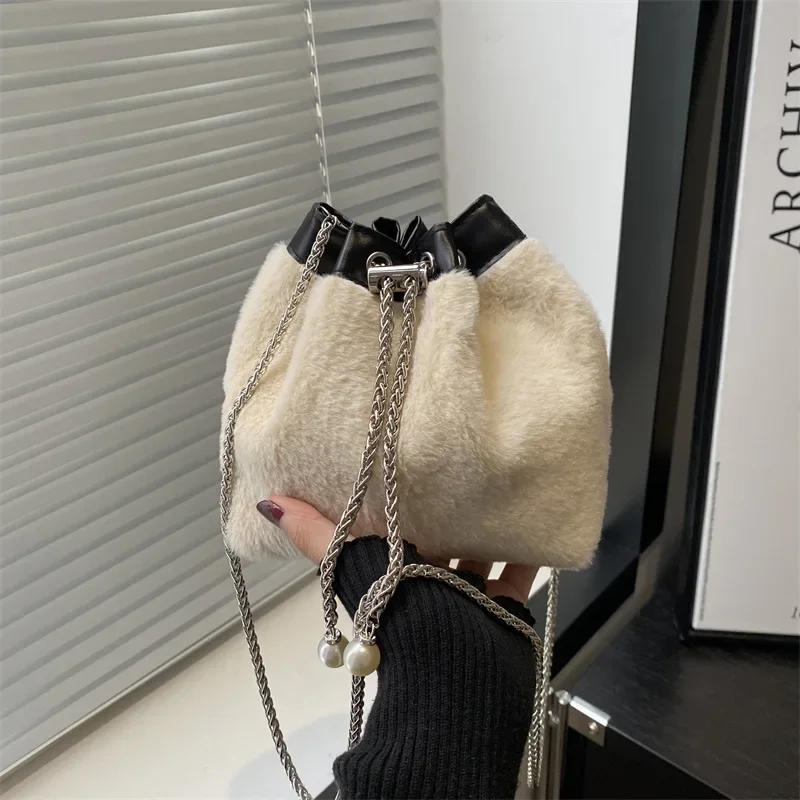 Retro Korean Plush Chain Crossbody Bag Autumn Winter New Fashion Color Contrasting Simple Single Shoulder Underarm Bucket Bag
Retro Korean Plush Chain Crossbody Bag Autumn Winter New Fashion Color Contrasting Simple Single Shoulder Underarm Bucket Bag