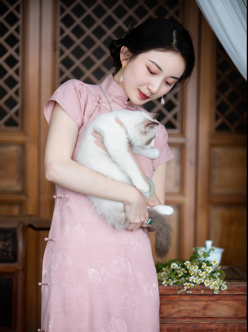 Sweet Short Qipao Retro Chinese Style Daily Wear Breathable Floral Embroidery Cotton Summer Spring for College Girls
Sweet Short Qipao Retro Chinese Style Daily Wear Breathable Floral Embroidery Cotton Summer Spring for College Girls
