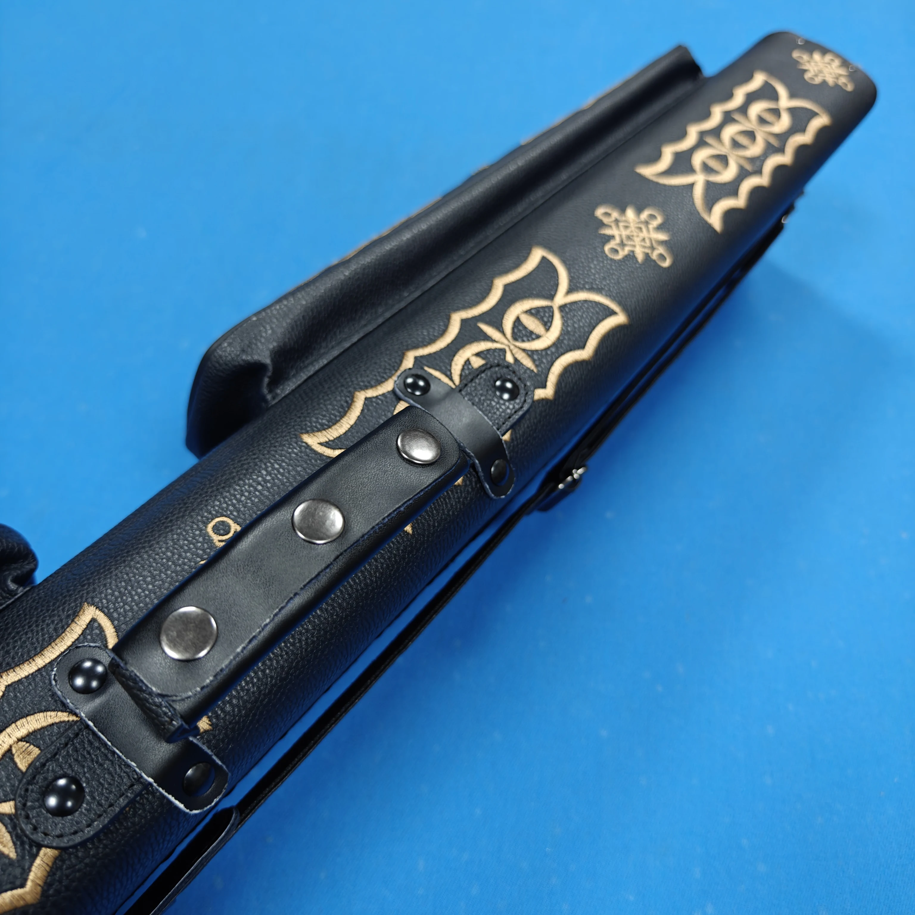 Кожаная сумка для кия с вышивкой на одном плече, регулируемым ремнем и молнией, 8 отверстий
Кожаная сумка для кия с вышивкой на одном плече, регулируемым ремнем и молнией, 8 отверстий