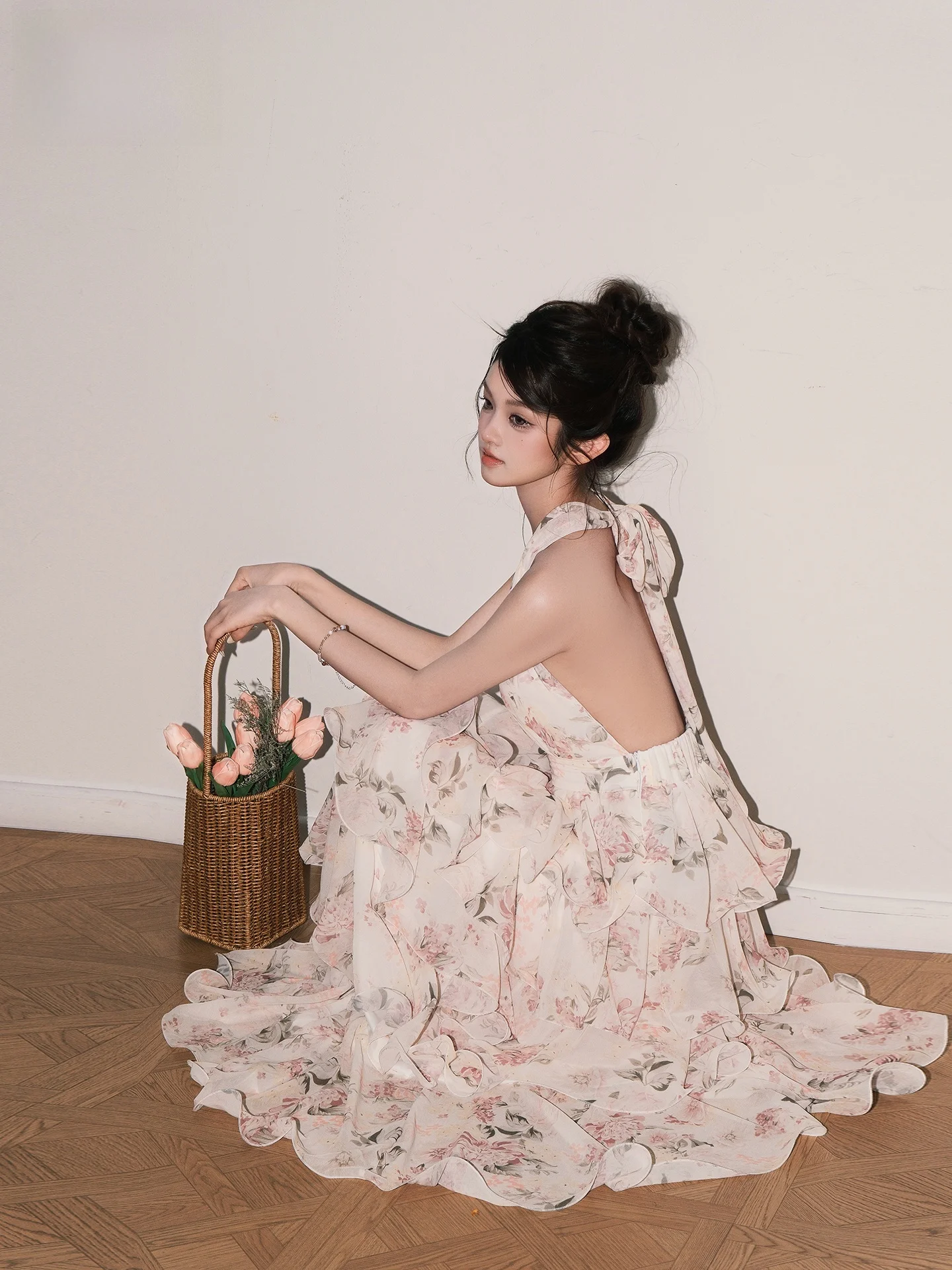 Floral V-neck Backless Slimming Waist Dress Women's Summer New Style Fairy Cake Long Dress French Style Gathered Soft Fabric
Floral V-neck Backless Slimming Waist Dress Women's Summer New Style Fairy Cake Long Dress French Style Gathered Soft Fabric