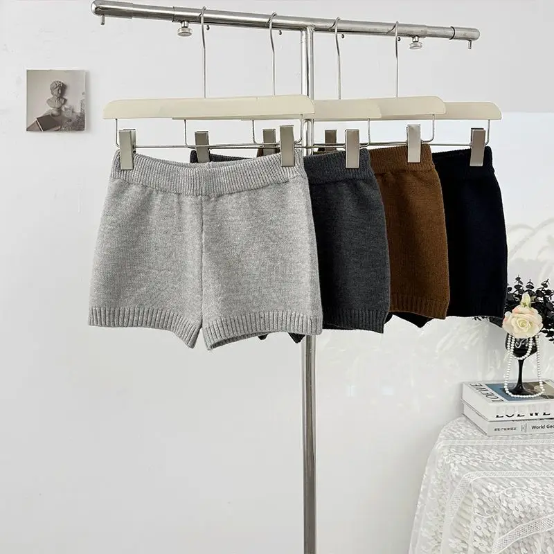 Korean version retro simple solid color knitted shorts women autumn new high waisted elastic slimming casual wide leg pants
Korean version retro simple solid color knitted shorts women autumn new high waisted elastic slimming casual wide leg pants