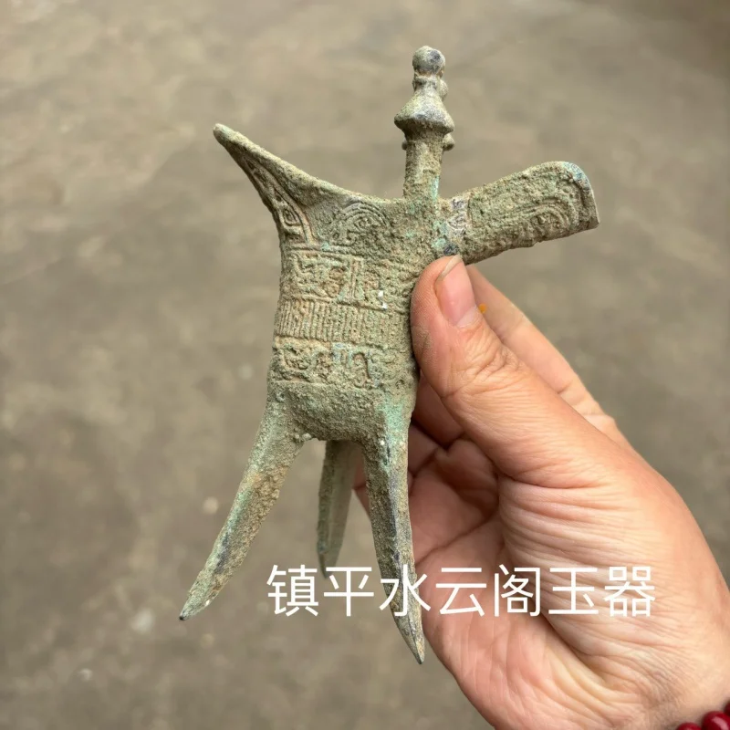 Antique Old Earth Bronze Bronze Ware Warring States Copper Wine Glass Three Feet Jue-Shaped Cup Ornaments Bronze Crafts Jue-Shap
Antique Old Earth Bronze Bronze Ware Warring States Copper Wine Glass Three Feet Jue-Shaped Cup Ornaments Bronze Crafts Jue-Shap