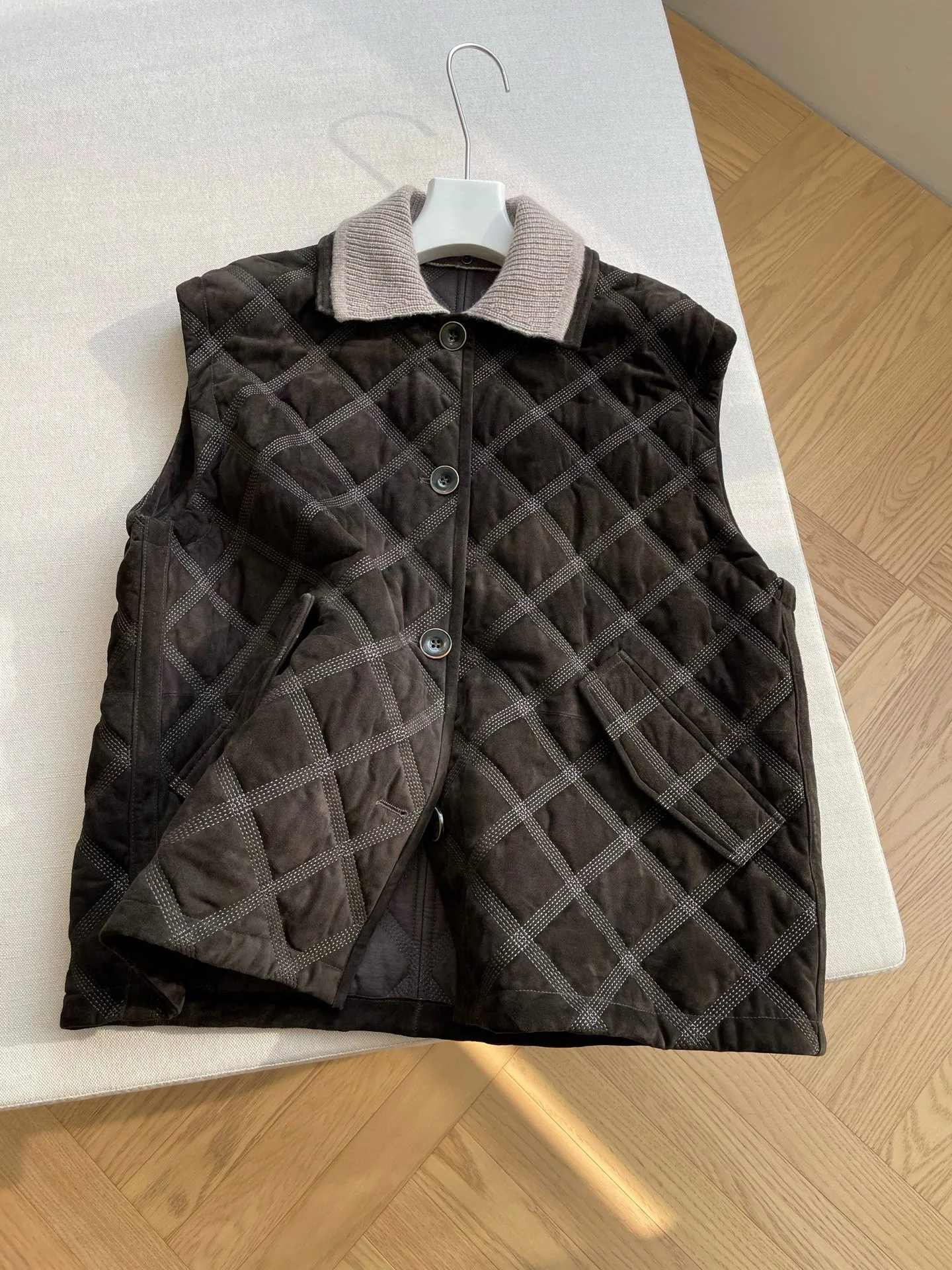 Женский осенне-зимний новый высококачественный бархатный кожаный жилет в стиле ретро 2025 года
Женский осенне-зимний новый высококачественный бархатный кожаный жилет в стиле ретро 2025 года