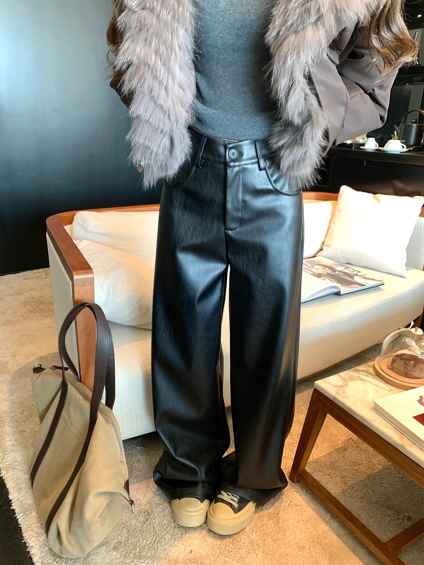 XXIIUU Winter New PU Leather Loose Straight Leg Pants Women's Casual Long Trousers High Waist Button Korean Style Daily Wear
XXIIUU Winter New PU Leather Loose Straight Leg Pants Women's Casual Long Trousers High Waist Button Korean Style Daily Wear
