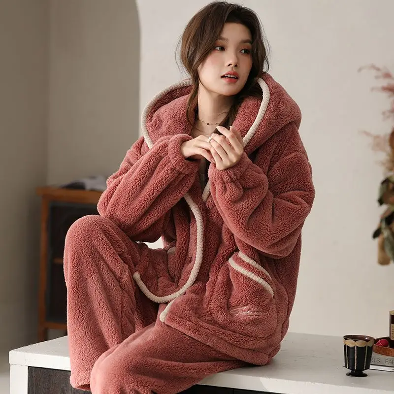 Утепленный женский пижамный комплект, зимняя одежда для сна, домашняя одежда на флисовой подкладке, сохраняющая тепло, носить в качестве верхней одежды, ночная рубашка из кораллового флиса с капюшоном
Утепленный женский пижамный комплект, зимняя одежда для сна, домашняя одежда на флисовой подкладке, сохраняющая тепло, носить в качестве верхней одежды, ночная рубашка из кораллового флиса с капюшоном