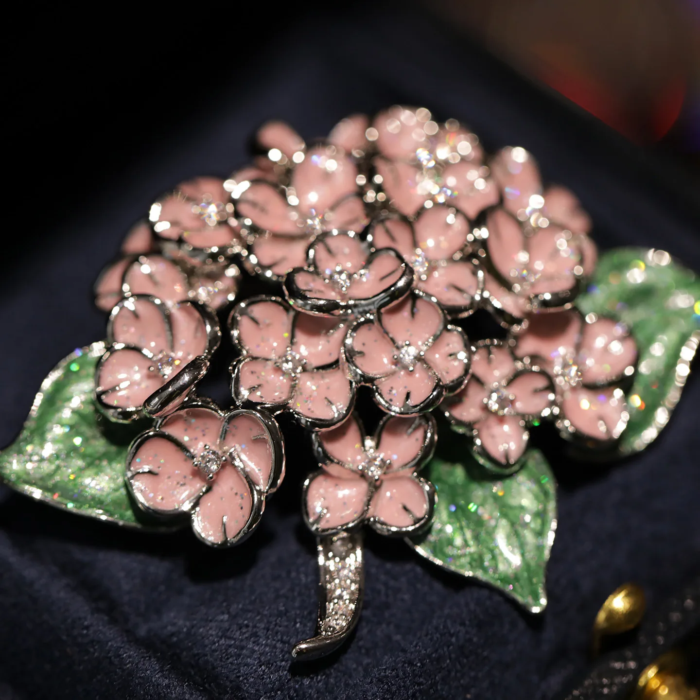 Elegant Pink Hydrangea Flower Brooches for Women Personalized Clothing Accessories Temperament Embellishment Brooch Pin
Elegant Pink Hydrangea Flower Brooches for Women Personalized Clothing Accessories Temperament Embellishment Brooch Pin