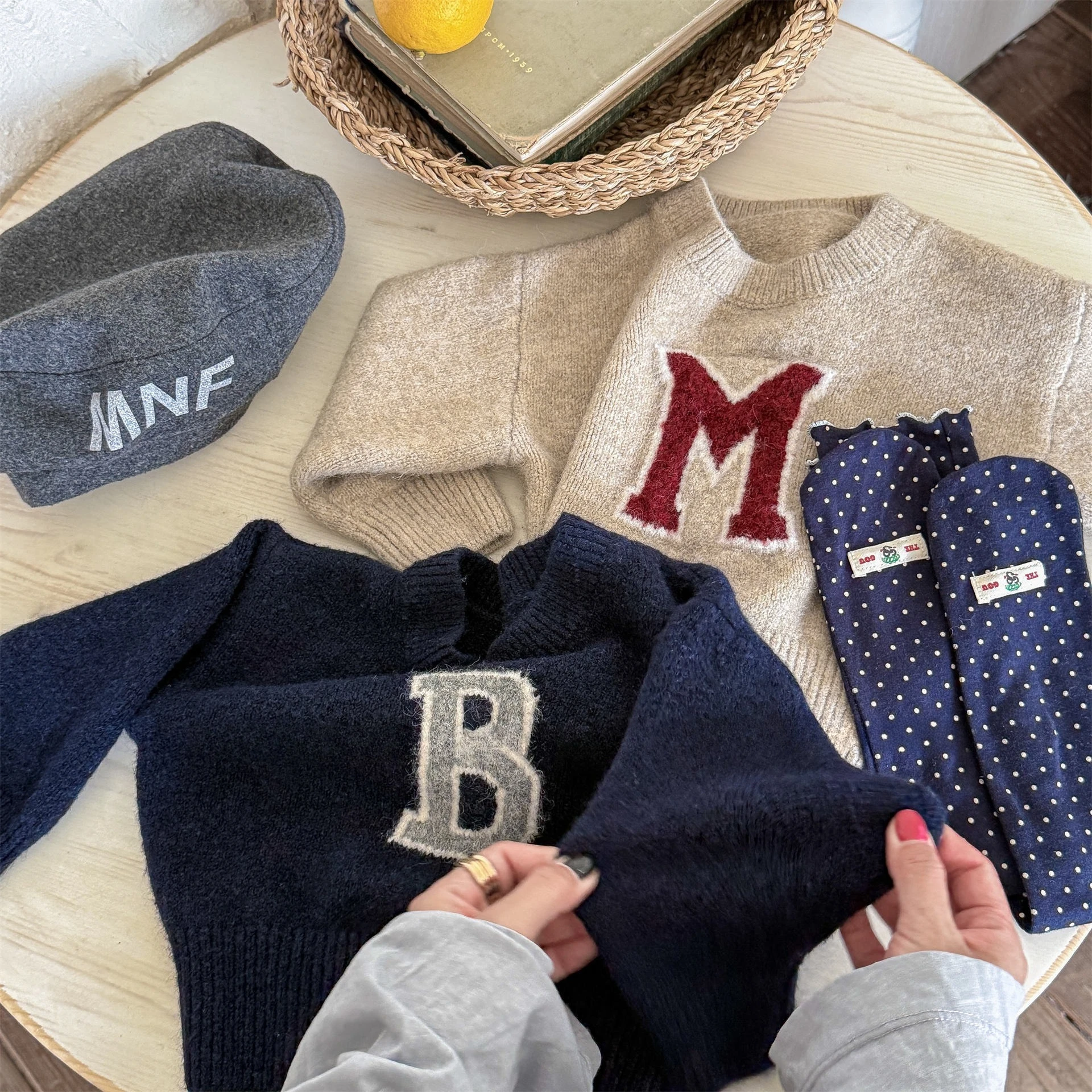 2025 Boys' and Girls' Fashionable Sweater with Letters Autumn and Winter Clothing Korean Knitted Sweater Top
2025 Boys' and Girls' Fashionable Sweater with Letters Autumn and Winter Clothing Korean Knitted Sweater Top