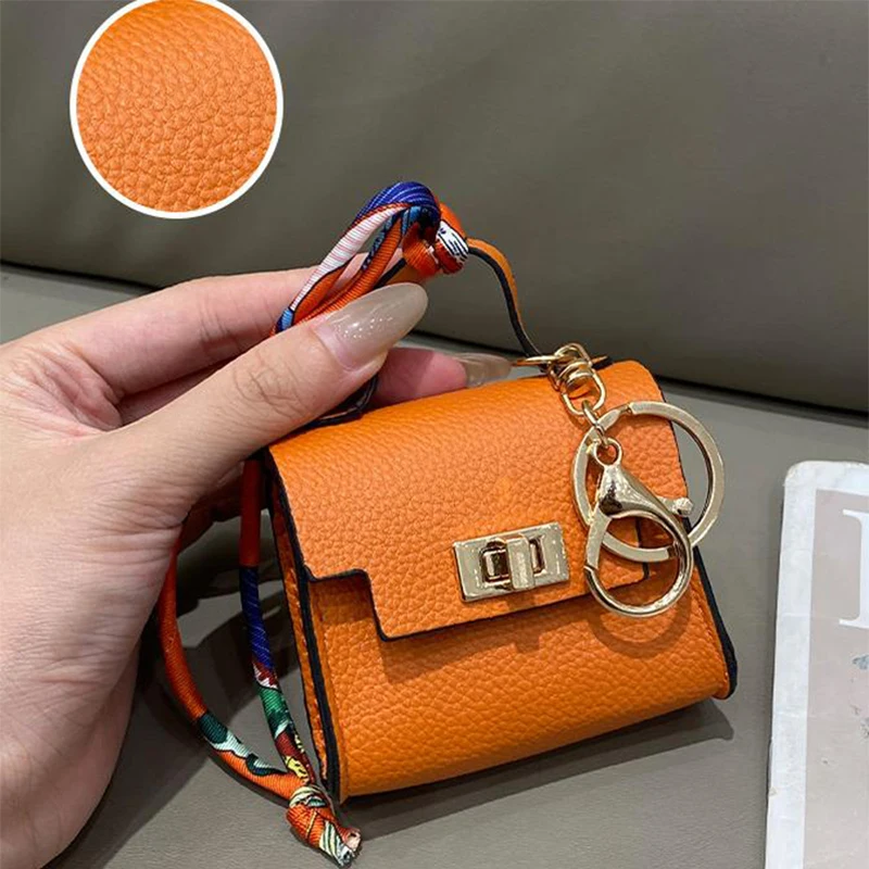 Exquisite Gold Lock Luxury Coin Purse Fashion Brand Small Square Bag Pendant New High-end Lipstick Bag Earphone Bag Car Key Bag 
Exquisite Gold Lock Luxury Coin Purse Fashion Brand Small Square Bag Pendant New High-end Lipstick Bag Earphone Bag Car Key Bag