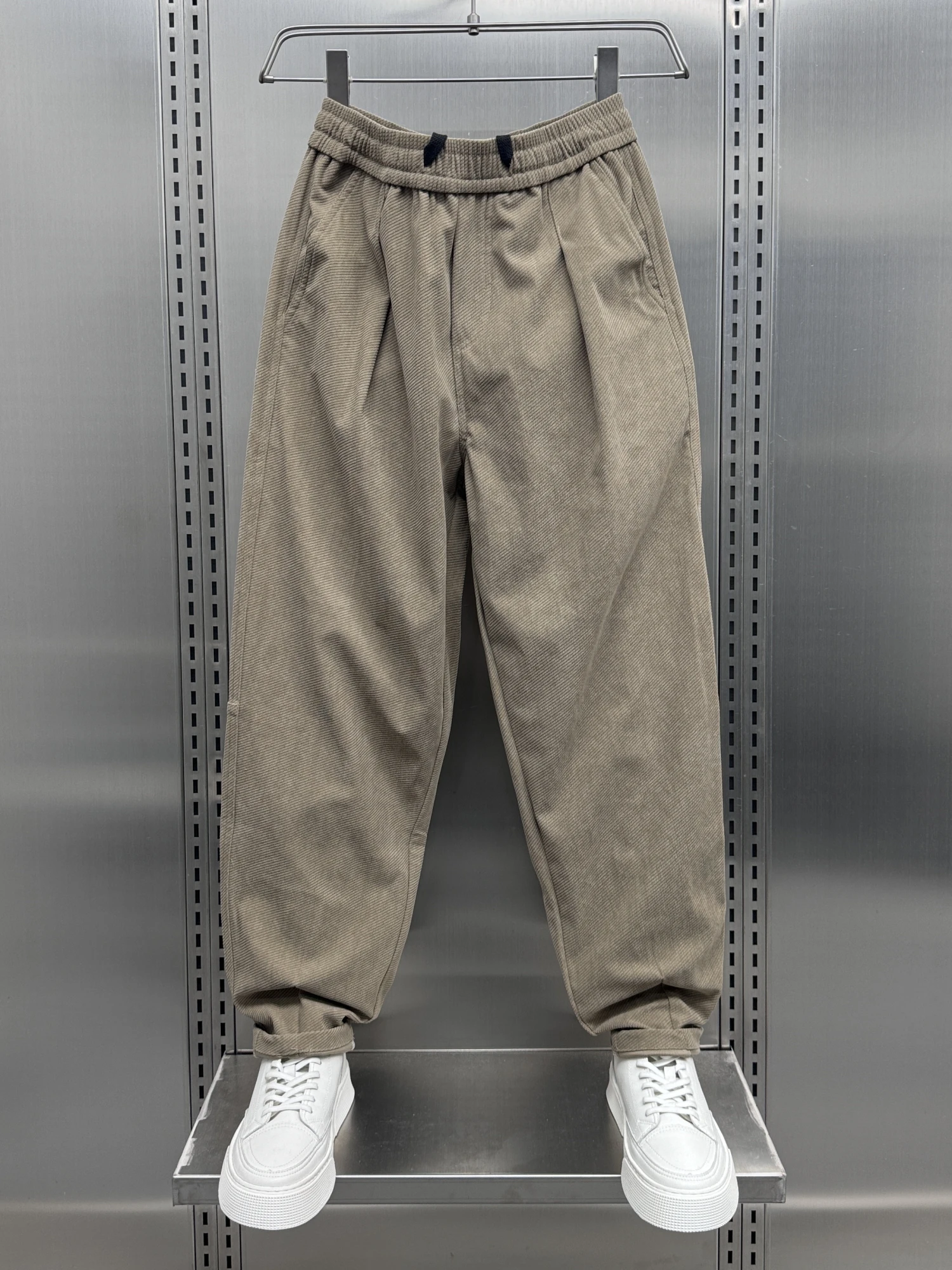 Осенне-зимние повседневные брюки из вельвета на флисовой подкладке, модные цветные спортивные штаны свободного кроя, плиссированные брюки-карго для мужчин
Осенне-зимние повседневные брюки из вельвета на флисовой подкладке, модные цветные спортивные штаны свободного кроя, плиссированные брюки-карго для мужчин