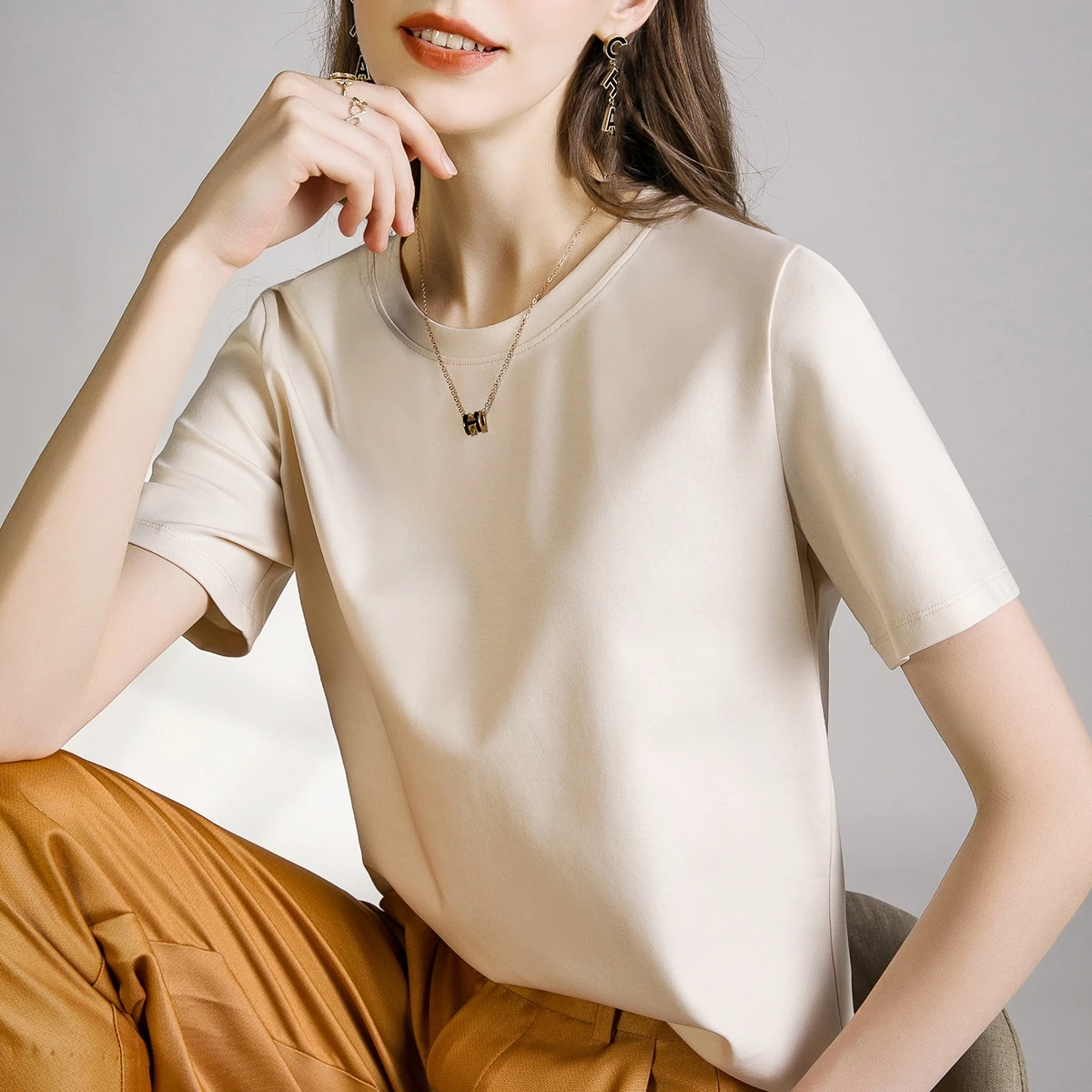 Women's Short Sleeve T-Shirt Mercerized Cotton Solid V-Neck & Crew Neck Breathable Summer Basic Tee Regular Fit 18 Color S-4XL
Women's Short Sleeve T-Shirt Mercerized Cotton Solid V-Neck & Crew Neck Breathable Summer Basic Tee Regular Fit 18 Color S-4XL