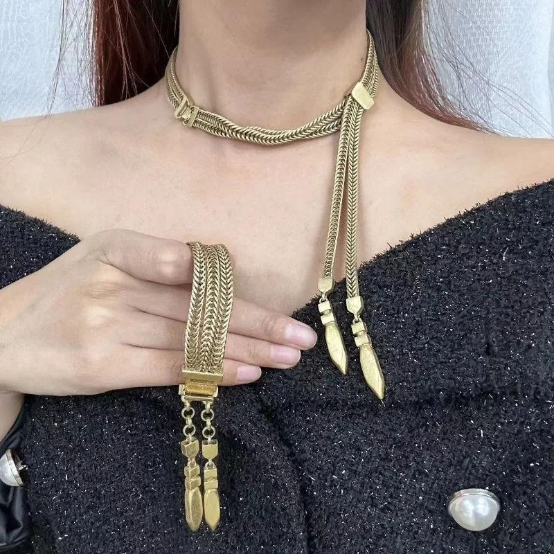 Cuban Alloy Copper Chain Simple Ladies' Necklace and Bracelet, high-end and elegant pull-out vintage Jewelry Set For Women
Cuban Alloy Copper Chain Simple Ladies' Necklace and Bracelet, high-end and elegant pull-out vintage Jewelry Set For Women
