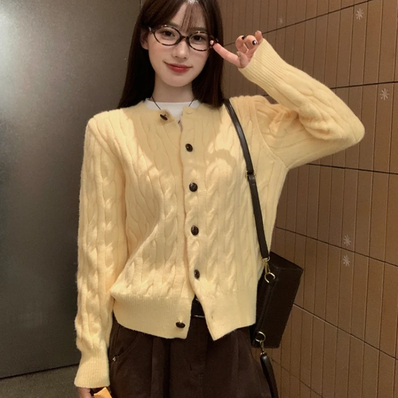 Dopamine однотонный сладкий женский вязаный кардиган с круглым вырезом и жареным тестом, весна-осень, новый свободный корейский мягкий свитер с длинными рукавами
Dopamine однотонный сладкий женский вязаный кардиган с круглым вырезом и жареным тестом, весна-осень, новый свободный корейский мягкий свитер с длинными рукавами