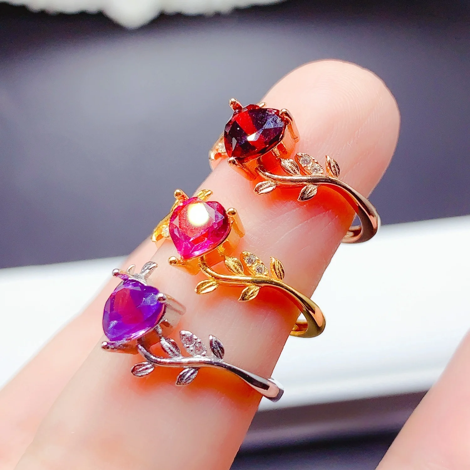 Женское кольцо с инкрустацией в форме сердца, 6 х6 мм
Женское кольцо с инкрустацией в форме сердца, 6 х6 мм