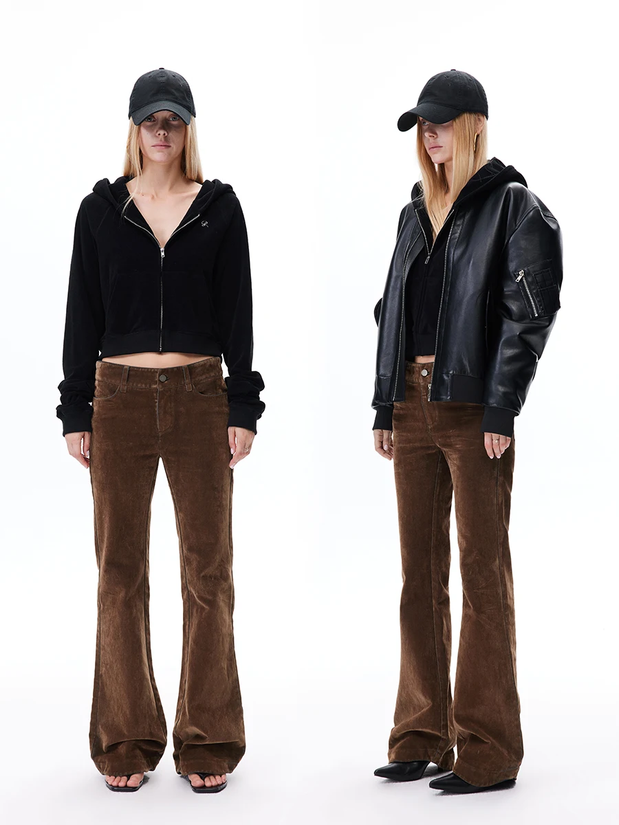 Loala Office Vintage Corduroy Flocked Jeans Bell Bottoms Low Waist Zipper Closure Winter Wear for Women 25-29 Years Old
Loala Office Vintage Corduroy Flocked Jeans Bell Bottoms Low Waist Zipper Closure Winter Wear for Women 25-29 Years Old