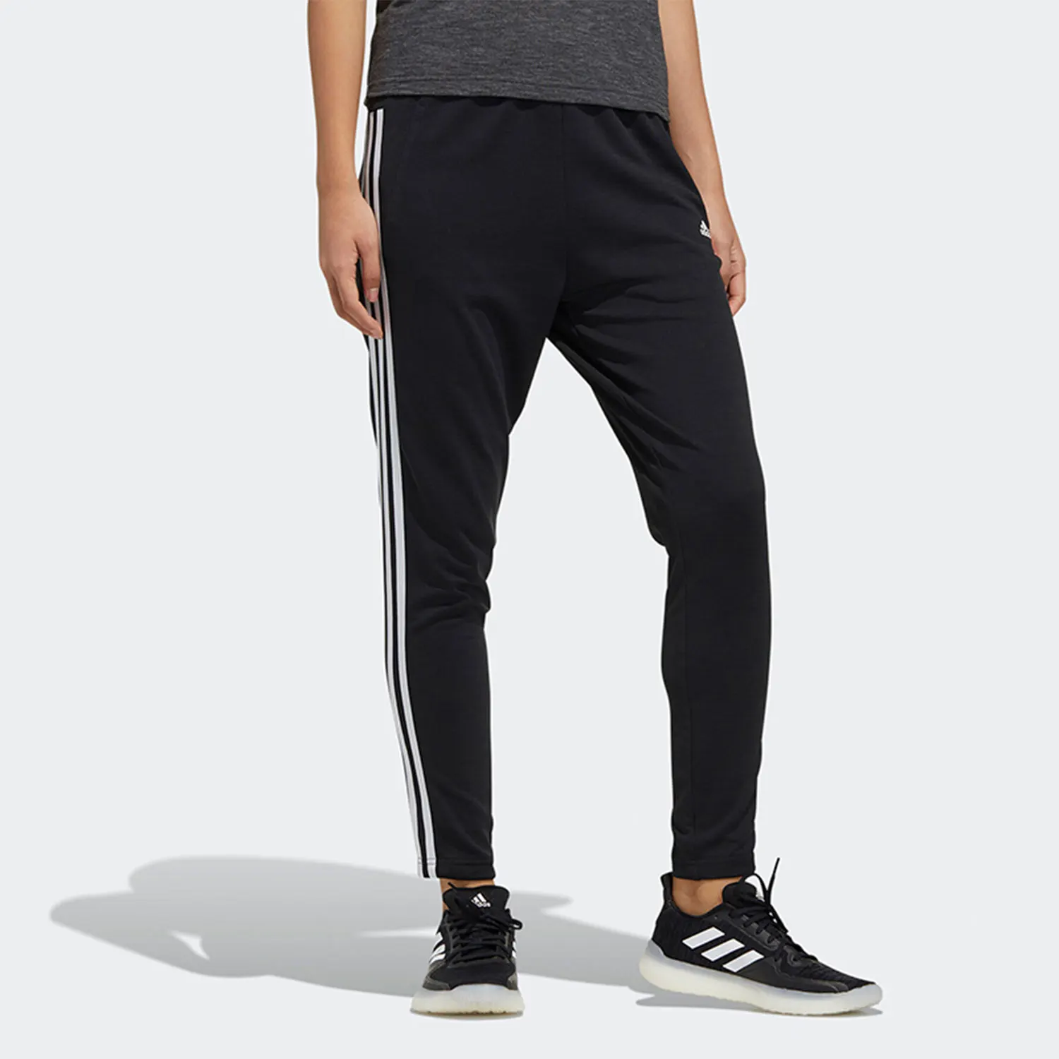 Оригинальные женские модные удобные повседневные брюки Adidas New Season GM8811
Оригинальные женские модные удобные повседневные брюки Adidas New Season GM8811