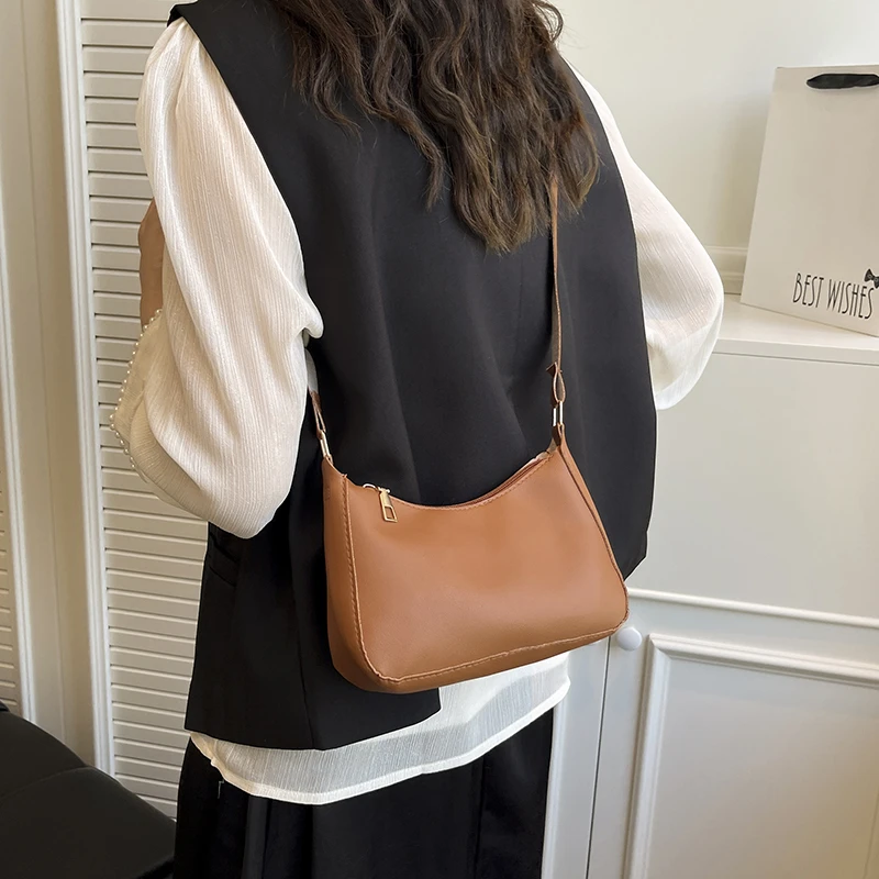 Designer Women's Shoulder Bag Luxury Leather Crossbody Handbag Stylish Tote Purse Elegant Ladies Accessory
Designer Women's Shoulder Bag Luxury Leather Crossbody Handbag Stylish Tote Purse Elegant Ladies Accessory