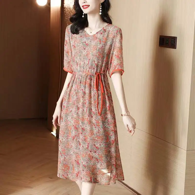 Womens 2023 New Summer Fashion V-Neck Floral Printing Pockets Short Sleeve Side Bandage Waist Retraction Loose Knee Length Dress
Womens 2023 New Summer Fashion V-Neck Floral Printing Pockets Short Sleeve Side Bandage Waist Retraction Loose Knee Length Dress