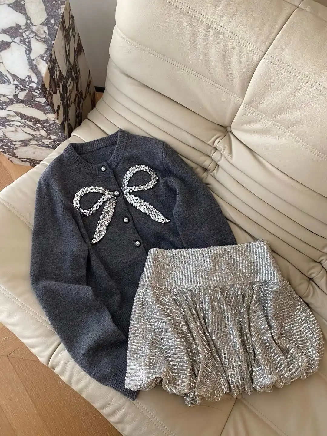 Spring and summer flower bud sequin half skirt high waist elastic fabric women's fashion skirt decoration body A-line skirt
Spring and summer flower bud sequin half skirt high waist elastic fabric women's fashion skirt decoration body A-line skirt