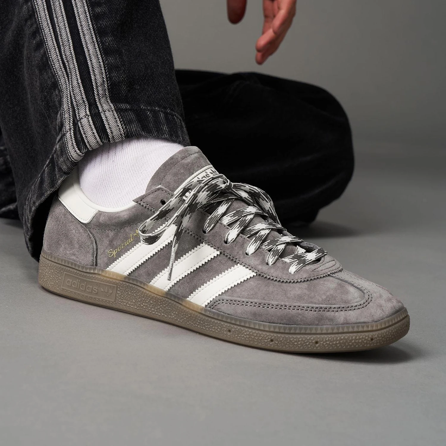 Adidas genuine Mens and Womens KJ6303 Three Stripes Retro Casual Low-Top Daily Shoes
Adidas genuine Mens and Womens KJ6303 Three Stripes Retro Casual Low-Top Daily Shoes