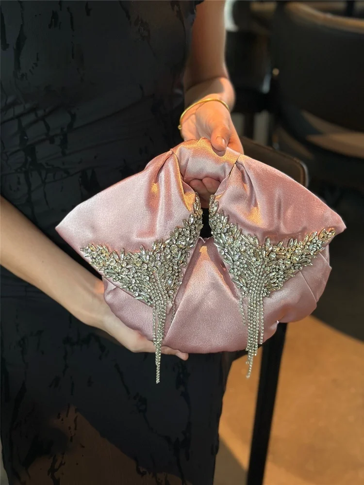 2025 New Bow Tassel Inlaid with Diamonds Evening Bag for Women Satin High-end Feeling Starry Sky Dinner Dress Bag Cheongsam Bags
2025 New Bow Tassel Inlaid with Diamonds Evening Bag for Women Satin High-end Feeling Starry Sky Dinner Dress Bag Cheongsam Bags