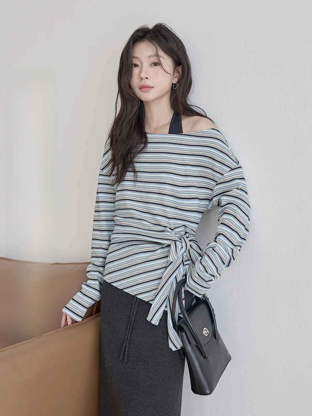 Синий полосатый комплект из двух предметов: топ и брюки. Женский весенний комплект 2026 года. Новинка. Стильный дизайн. Топ с поясом. Для повседневной носки. Корейская версия. Длинные...
Синий полосатый комплект из двух предметов: топ и брюки. Женский весенний комплект 2026 года. Новинка. Стильный дизайн. Топ с поясом. Для повседневной носки. Корейская версия. Длинные...