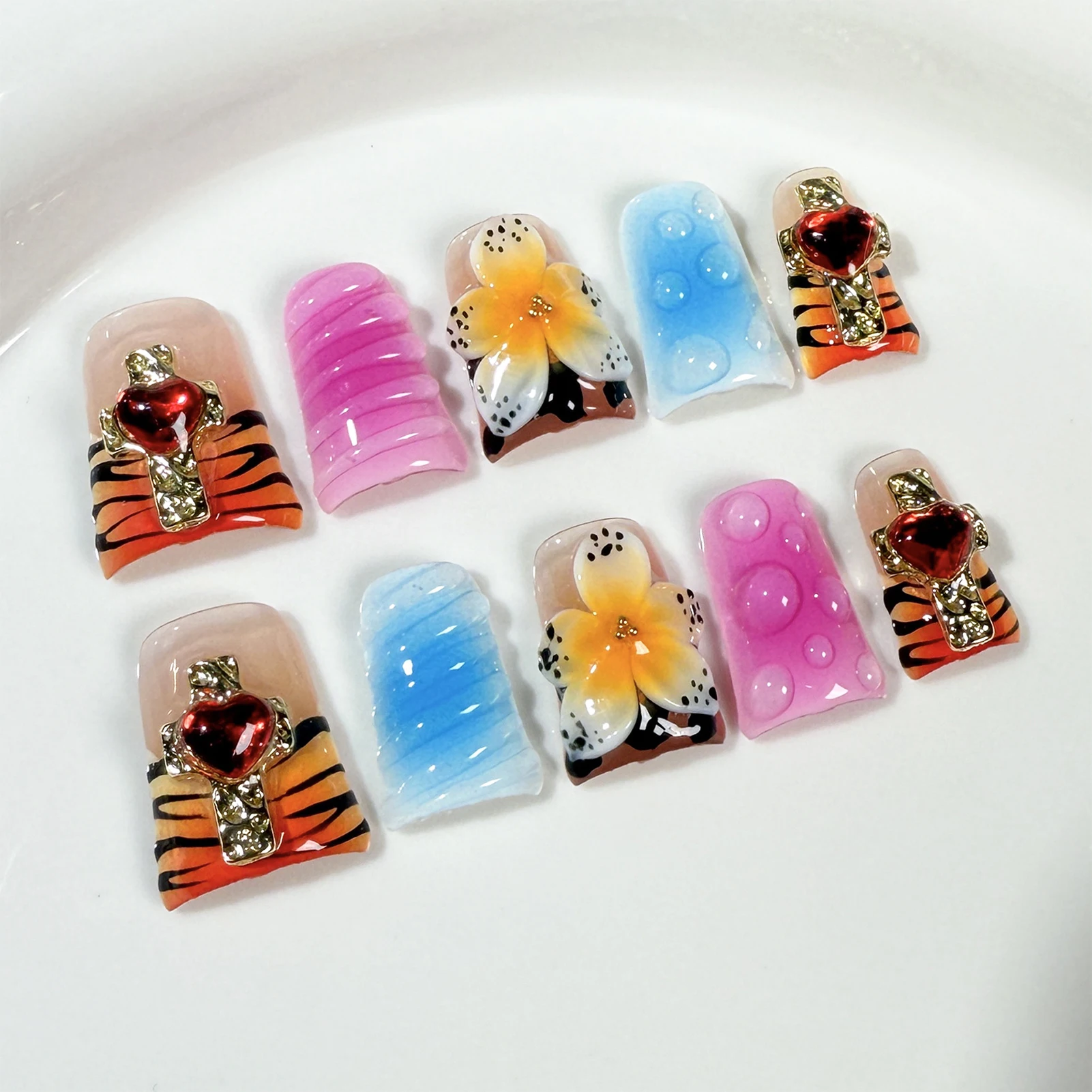 10pcs 3D Carving Flower Press On Nails Y2k Blush Duckbill Shaped Handmade False Nails Leopard Printed French Fake Nail For Girls
10pcs 3D Carving Flower Press On Nails Y2k Blush Duckbill Shaped Handmade False Nails Leopard Printed French Fake Nail For Girls