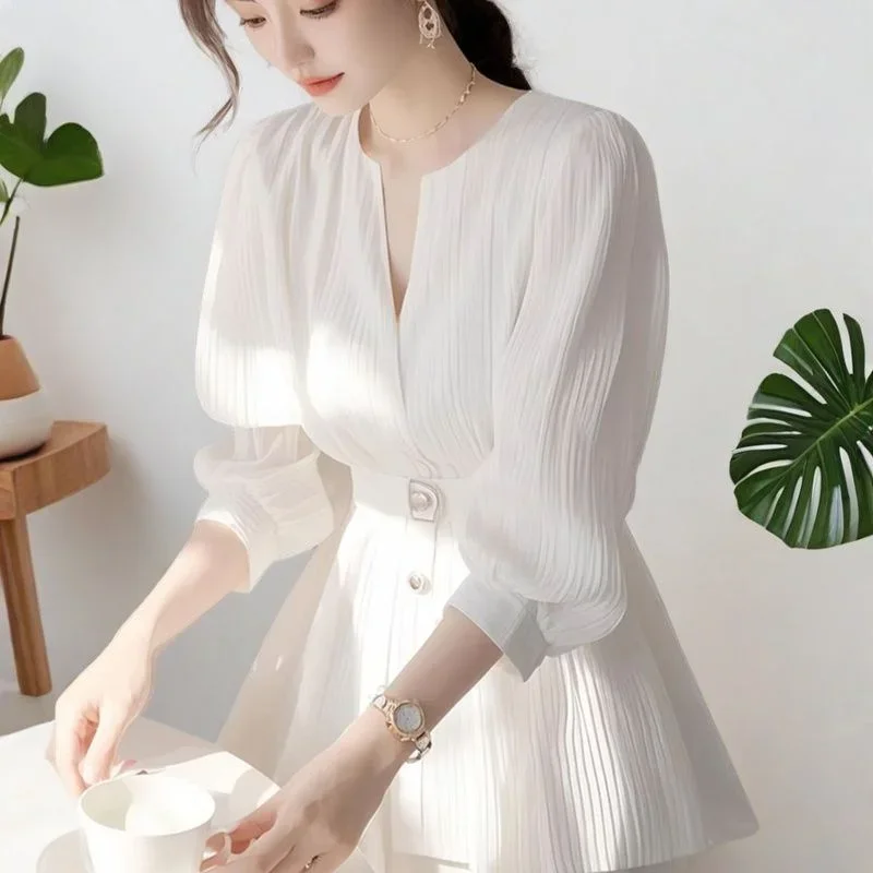 New Fashion Luxury White Blouses Women French Spring Summer V-neck Half Sleeve Single Breasted Pullover Elegant Shirt Top
New Fashion Luxury White Blouses Women French Spring Summer V-neck Half Sleeve Single Breasted Pullover Elegant Shirt Top