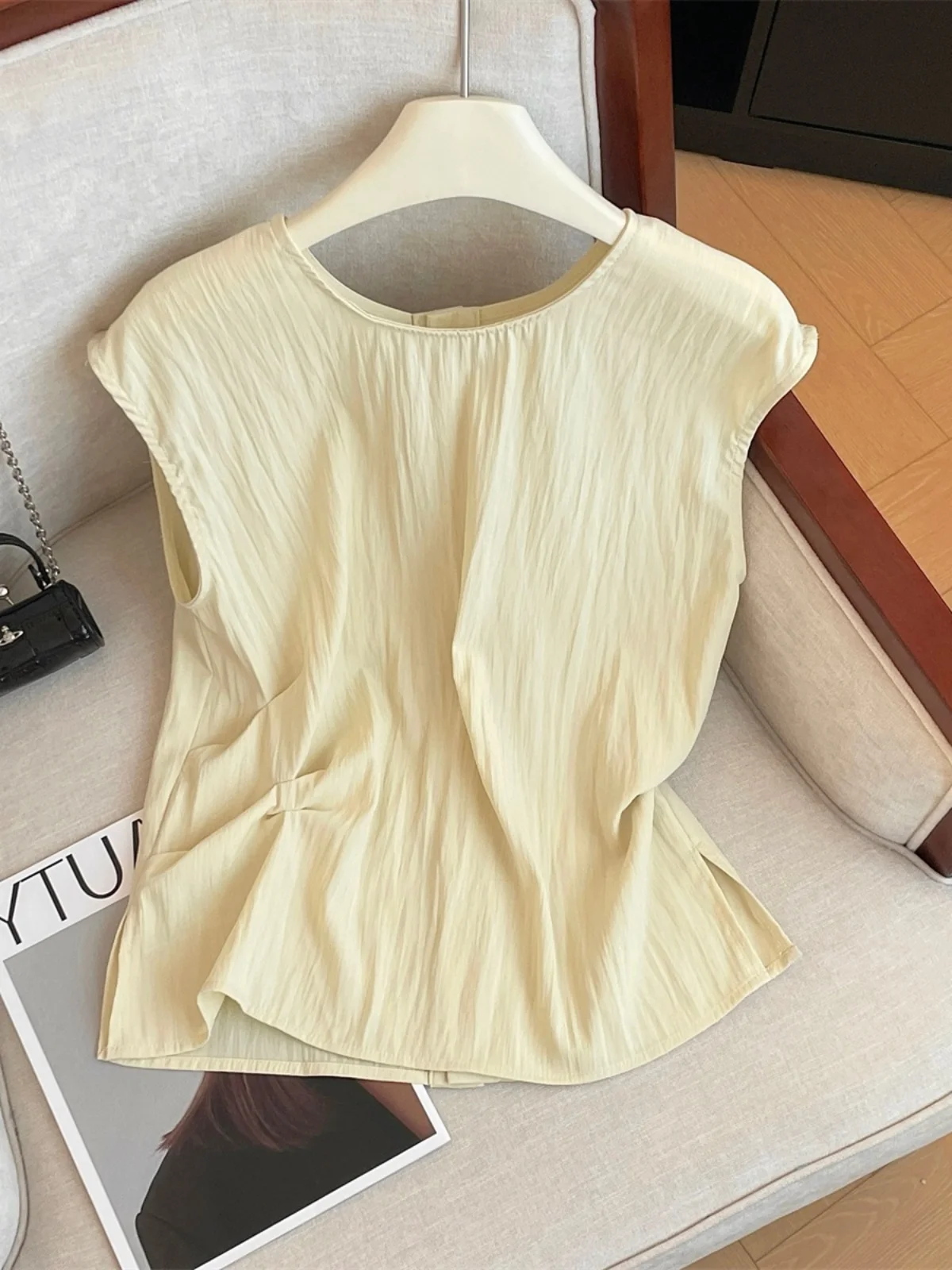 Elegant Folded Women's Shirt Summer New Back Button Stylish Sleeveless Top Casual Loose Fit Cotton round Neck Knitted Garment
Elegant Folded Women's Shirt Summer New Back Button Stylish Sleeveless Top Casual Loose Fit Cotton round Neck Knitted Garment
