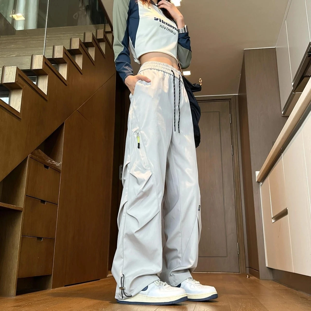 Свободные прямые брюки-карго унисекс с флисовой подкладкой для осени и зимы, повседневные, удобные, универсальные, модные, брендовые, в уличном стиле.
Свободные прямые брюки-карго унисекс с флисовой подкладкой для осени и зимы, повседневные, удобные, универсальные, модные, брендовые, в уличном стиле.