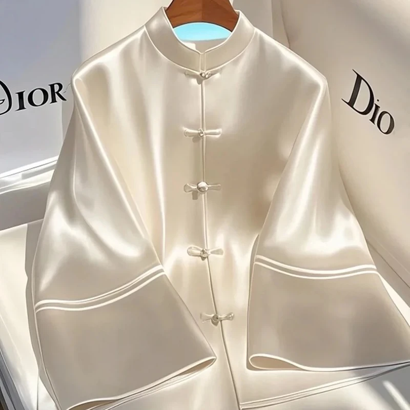 White Satin Coat Women's Spring 2025 New Chinese National Style Luxury Jacket Y2K improved Tang Suit Retro Buckle Top Clothing
White Satin Coat Women's Spring 2025 New Chinese National Style Luxury Jacket Y2K improved Tang Suit Retro Buckle Top Clothing
