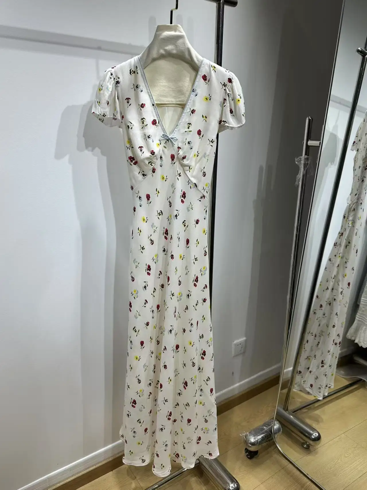 Summer Women Floral Print Maxi Dress Bow Decoration V-Neck Short Sleeve Lace-up High Waist Casual Long Robe
Summer Women Floral Print Maxi Dress Bow Decoration V-Neck Short Sleeve Lace-up High Waist Casual Long Robe