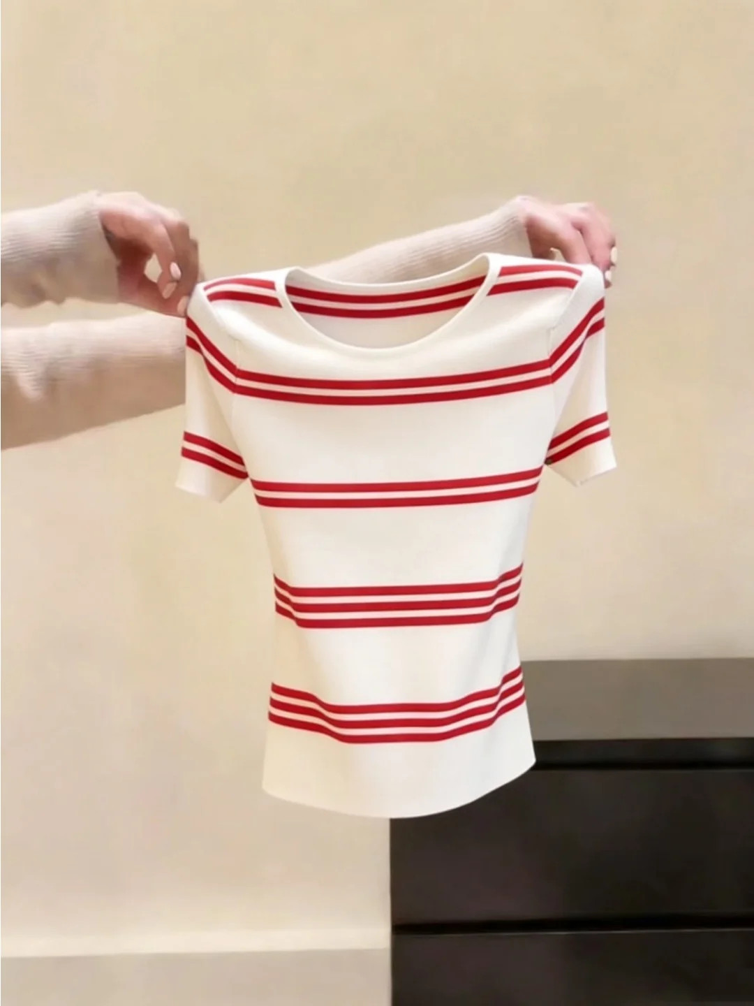 Elegant Red Stripe round Neck Ice Silk Knitted Short Sleeve T-Shirt Women's Summer Unique Beautiful Top Korean Style Slim Fit
Elegant Red Stripe round Neck Ice Silk Knitted Short Sleeve T-Shirt Women's Summer Unique Beautiful Top Korean Style Slim Fit