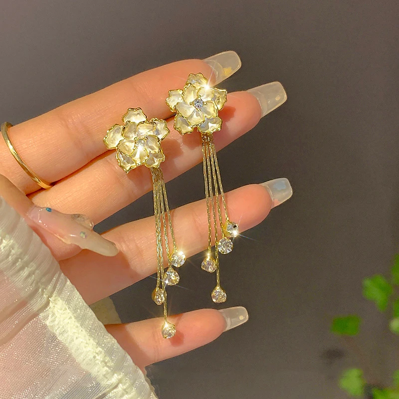 Elegant White Black Camellia Zircon Long Tassel Stud Earrings for Women New Delicate Temperament Sweet Ladies Wedding Jewelry
Elegant White Black Camellia Zircon Long Tassel Stud Earrings for Women New Delicate Temperament Sweet Ladies Wedding Jewelry