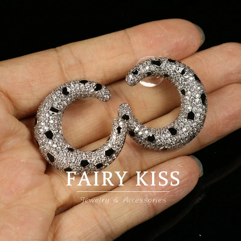 Medieval C circle moon copper inlaid zircon stud earrings black enamel fashion earrings exquisite 925 silver needle earrings
Medieval C circle moon copper inlaid zircon stud earrings black enamel fashion earrings exquisite 925 silver needle earrings