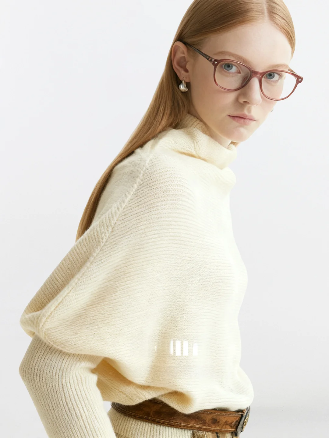 Женский свитер AHMI Almond Milk White Commute High nce с высоким воротником и спущенным плечом, осенне-зимний, мягкий трикотаж.
Женский свитер AHMI Almond Milk White Commute High nce с высоким воротником и спущенным плечом, осенне-зимний, мягкий трикотаж.