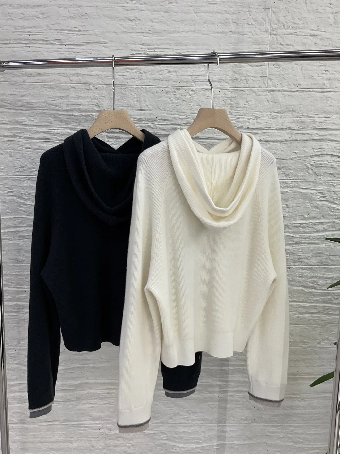 100% Wool Hooded Sweater for Women Autumn Winter Beaded Chain Long Sleeve Solid Color Fashion Knitted Pullover
100% Wool Hooded Sweater for Women Autumn Winter Beaded Chain Long Sleeve Solid Color Fashion Knitted Pullover
