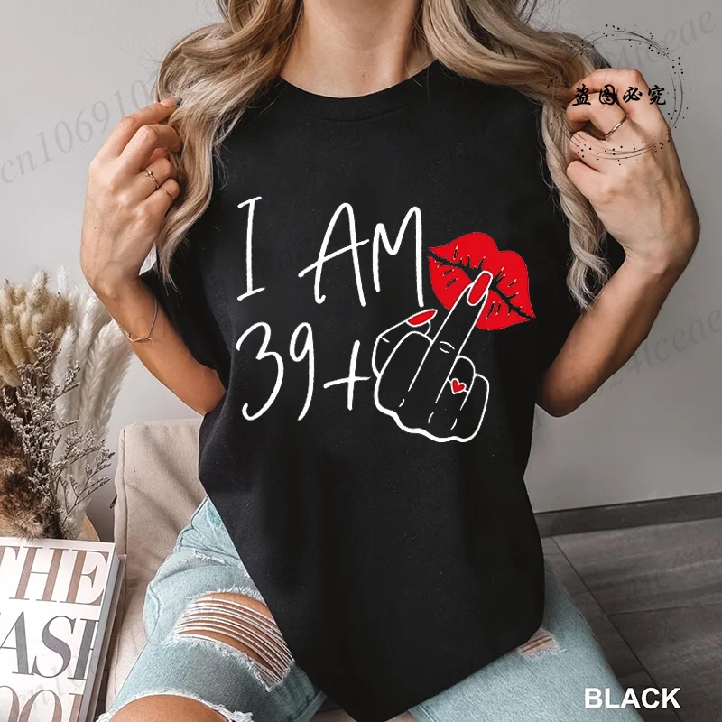Womens New Fashion shirt Streetwear I Am 39+ Middle Finger T-shirt 40 Ans 40th Years Birthday Tee Top Women Birthday Y2k Clothes
Womens New Fashion shirt Streetwear I Am 39+ Middle Finger T-shirt 40 Ans 40th Years Birthday Tee Top Women Birthday Y2k Clothes
