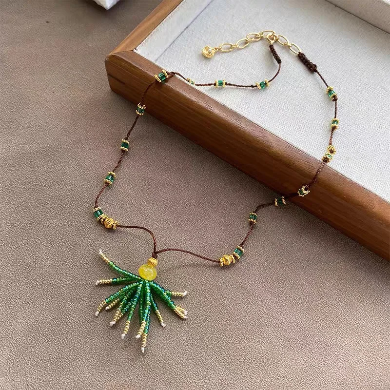Retro Exquisite Green Fringed Necklace, Hand-woven Beaded Holiday Wind Collarbone Chain, Light Luxury High-end Necklace Decorati
Retro Exquisite Green Fringed Necklace, Hand-woven Beaded Holiday Wind Collarbone Chain, Light Luxury High-end Necklace Decorati