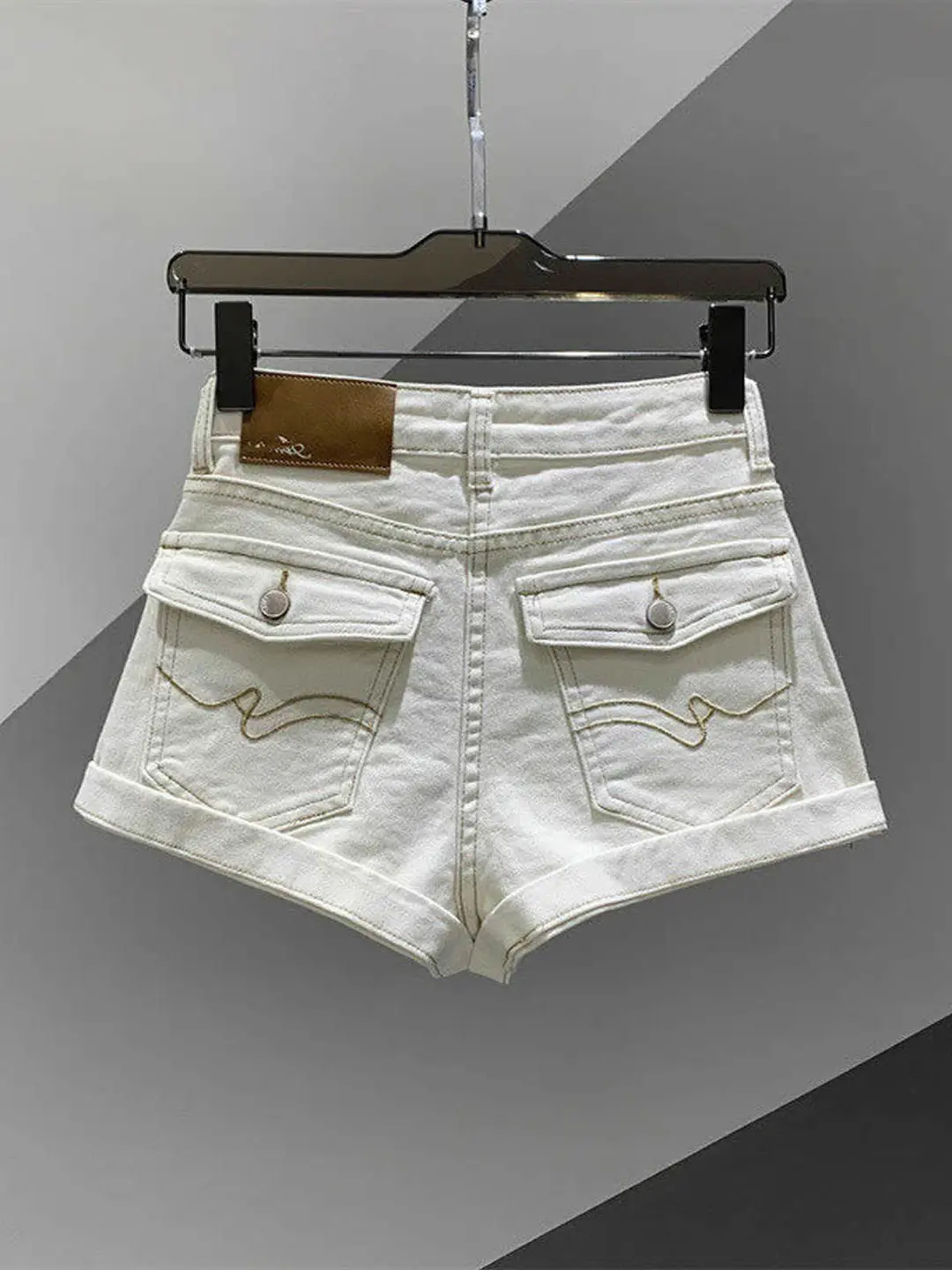 Summer 2026 High Waist A-Line Wide Leg Short Jeans Women's Versatile Slimming Hot Pants Cotton Stretch Denim Machine Embroidery
Summer 2026 High Waist A-Line Wide Leg Short Jeans Women's Versatile Slimming Hot Pants Cotton Stretch Denim Machine Embroidery