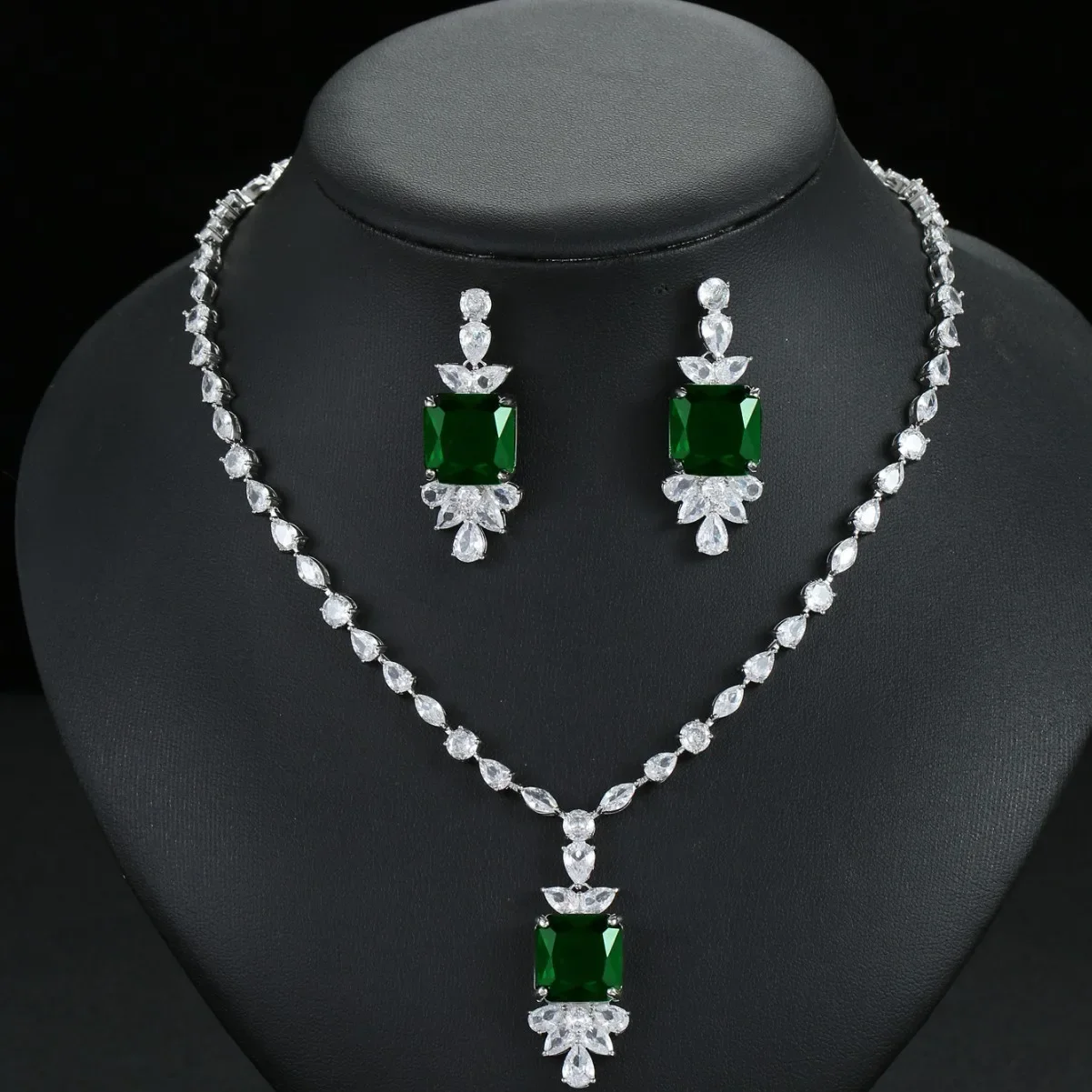 Luxury Cubic Zirconia Necklace Earrings Jewelry Set High-end Women Evening Gown Banquet Party Holiday Gift
Luxury Cubic Zirconia Necklace Earrings Jewelry Set High-end Women Evening Gown Banquet Party Holiday Gift