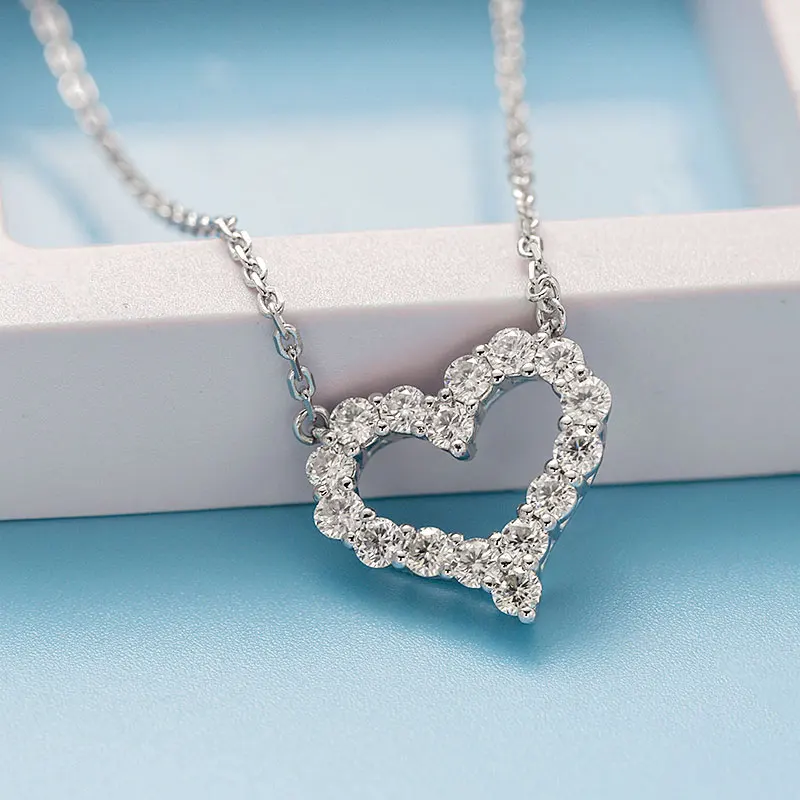 White Moissanite Heart 1ct Moissanite Necklace for Women S925 Silver Plated 18k Gold Moissanite Pendant Necklace
White Moissanite Heart 1ct Moissanite Necklace for Women S925 Silver Plated 18k Gold Moissanite Pendant Necklace