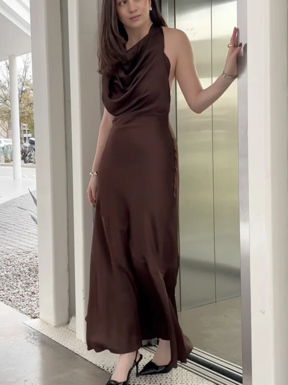 Women's Dress Spring 2025 New Silk Satin Texture Swing Neck Long Dress Sexy Open Back Design Elegant Temperament Sense of Luxury
Women's Dress Spring 2025 New Silk Satin Texture Swing Neck Long Dress Sexy Open Back Design Elegant Temperament Sense of Luxury
