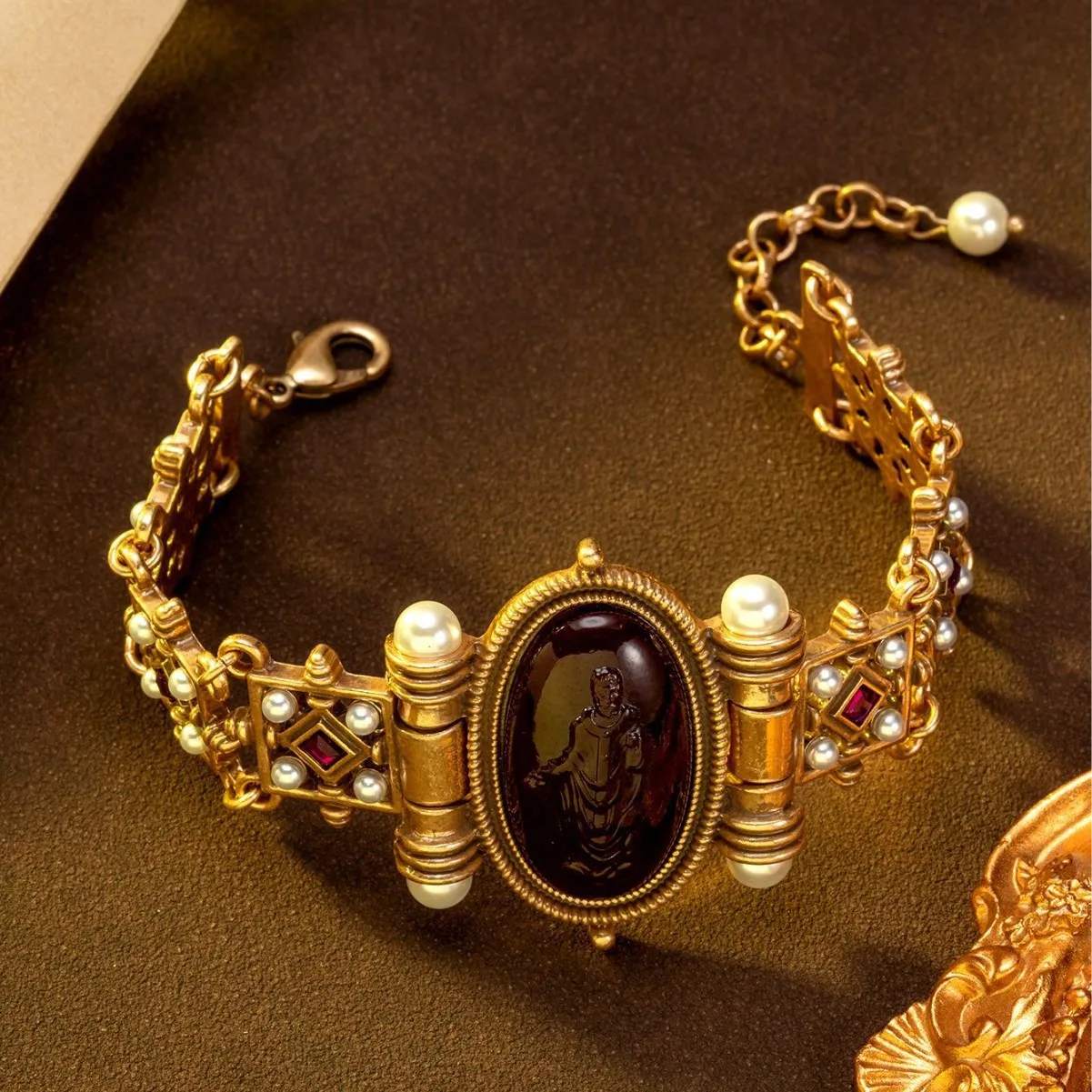 Винтажный браслет с квадратными жемчужинами в средневековом стиле, ретро-дизайн, дворцовый шик, украшение-браслет
Винтажный браслет с квадратными жемчужинами в средневековом стиле, ретро-дизайн, дворцовый шик, украшение-браслет