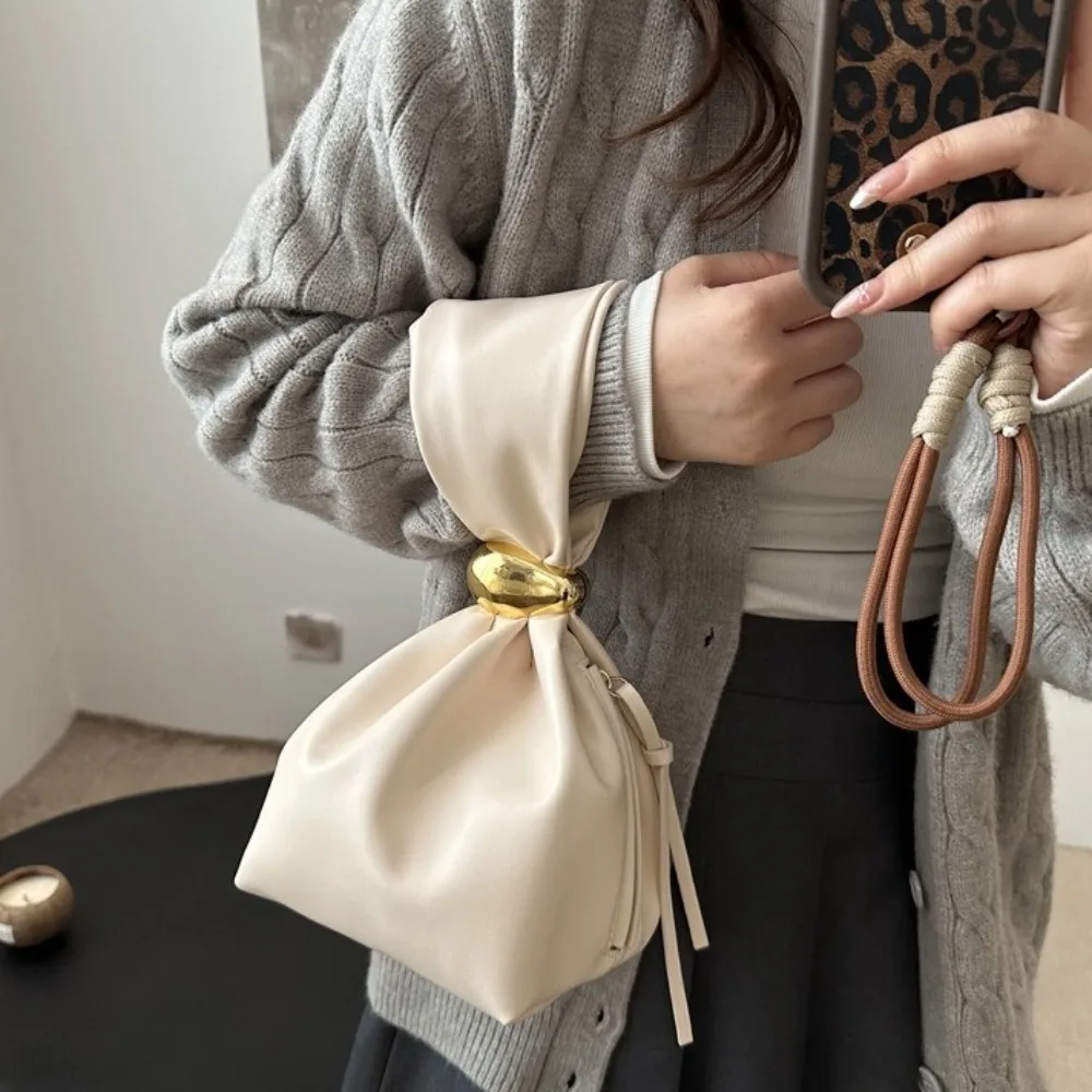 Solid color PU Leather Clutch Bag Large Capacity Korean Style Party Evening Bag Handbag Coin Pouch Pleated Bucket Bag Daily
Solid color PU Leather Clutch Bag Large Capacity Korean Style Party Evening Bag Handbag Coin Pouch Pleated Bucket Bag Daily