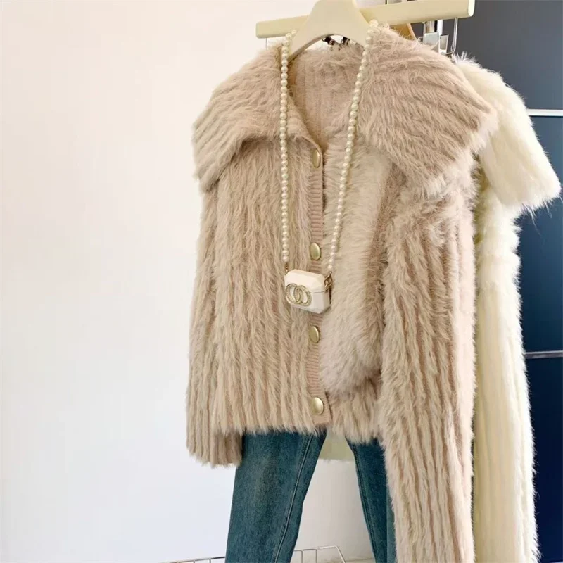 Pop Soft Lmitation Mink Fur Lapel Cardigan Women's Autumn And Winter Gold Button Jacket Gentle And Creamy Thick Button Sweater T
Pop Soft Lmitation Mink Fur Lapel Cardigan Women's Autumn And Winter Gold Button Jacket Gentle And Creamy Thick Button Sweater T